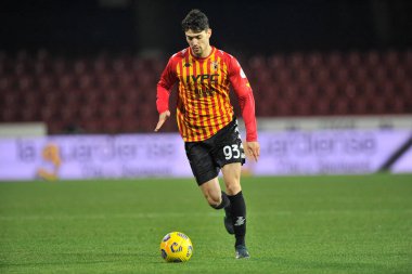 Benevento 'lu Federico Barba oyuncusu, Benevento - Milan final maçı arasında oynanan İtalya Ligi Serie A maçı sırasında Bevento' daki Ciro Vigorito Stadyumu 'nda oynandı. İtalya, 3 Ocak 2021. 