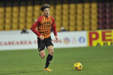 Benevento 'lu Daam Foulon, Benevento-Milan maçının final maçı olan Serie A maçında Bevento' daki Ciro Vigorito Stadyumu 'nda oynandı. İtalya, 3 Ocak 2021. 