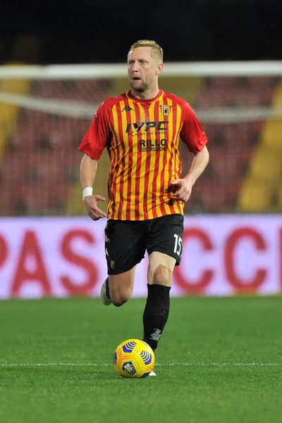 Benevento 'lu Kamil Glik, Benevento - Milan final maçı arasında oynanan İtalya Ligi Serie A maçı sırasında Bevento' daki Ciro Vigorito Stadyumu 'nda oynandı. İtalya, 3 Ocak 2021. 