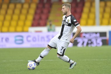 Benevento, İtalya, 3 Nisan 2021. Parma takımından Riccardo Gagliolo, Benevento-Parma maçının son maçı olan Serie A maçında Benevento-Parma maçı 2-2 ile Benevento 'daki Ciro Vigorito Stadyumu' nda oynandı.. 