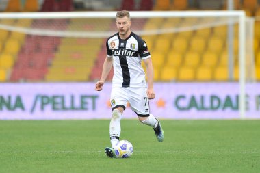 Benevento, İtalya, 3 Nisan 2021. Parma takımından Riccardo Gagliolo, Benevento-Parma maçının son maçı olan Serie A maçında Benevento-Parma maçı 2-2 ile Benevento 'daki Ciro Vigorito Stadyumu' nda oynandı.. 