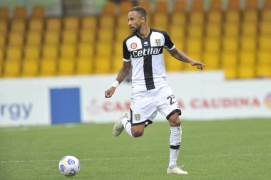 Benevento, İtalya, 3 Nisan 2021. Parmalı Junior Hernani, Benevento - Parma final maçı arasında oynanan İtalya Ligi Serie A maçında, Benevento 'daki Ciro Vigorito Stadyumu' nda oynandı.. 