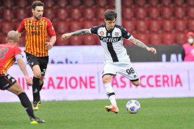 Benevento, İtalya, 3 Nisan 2021. Parma 'nın Dennis Man oyuncusu, Benevento - Parma final maçı arasında oynanan İtalya Ligi Serie A maçında, Benevento' daki Ciro Vigorito Stadyumu 'nda oynanan karşılaşma 2-2' dir.. 