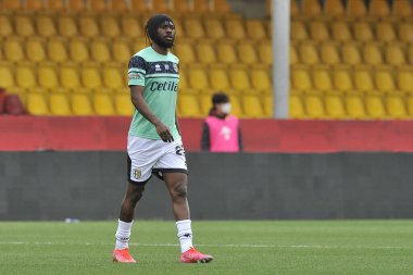 Benevento, İtalya, 3 Nisan 2021. Parma 'lı Gervinho oyuncusu, Benevento - Parma final maçı arasında oynanan İtalya Ligi Serie A maçında, Benevento' daki Ciro Vigorito Stadyumu 'nda oynanan karşılaşma 2-2' dir.. 
