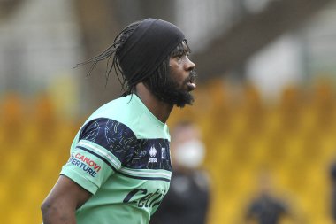 Benevento, İtalya, 3 Nisan 2021. Parma 'lı Gervinho oyuncusu, Benevento - Parma final maçı arasında oynanan İtalya Ligi Serie A maçında, Benevento' daki Ciro Vigorito Stadyumu 'nda oynanan karşılaşma 2-2' dir..  
