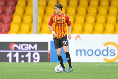 Benevento, İtalya, 3 Nisan 2021. Benevento 'lu Federico Barba oyuncusu, Benevento - Parma final maçı arasında oynanan İtalya Ligi Serie A karşılaşmasında Benevento Vigorito Stadyumu' nda oynanan karşılaşma 2-2 'dir.. 