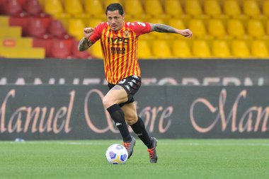 Benevento, İtalya, 3 Nisan 2021. Benevento 'nun Gianluca Lapadula oyuncusu, Benevento-Parma maçının son maçı olan Serie A maçında, Benevento' nun Ciro Vigorito Stadyumu 'nda oynanan maçta 2-2 berabere kaldı.. 