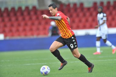 Benevento, İtalya, 3 Nisan 2021. Benevento 'nun Gianluca Lapadula oyuncusu, Benevento-Parma maçının son maçı olan Serie A maçında, Benevento' nun Ciro Vigorito Stadyumu 'nda oynanan maçta 2-2 berabere kaldı.. 