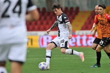 Benevento, İtalya, 3 Nisan 2021. Parma 'nın Dennis Man oyuncusu, Benevento - Parma final maçı arasında oynanan İtalya Ligi Serie A maçında, Benevento' daki Ciro Vigorito Stadyumu 'nda oynanan karşılaşma 2-2' dir.. 