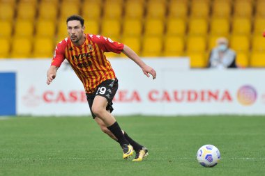 Benevento, İtalya, 3 Nisan 2021. Benevento 'nun Artur Ionita oyuncusu, Benevento - Parma final maçı arasında oynanan İtalya Ligi Serie A maçında, Benevento' daki Ciro Vigorito Stadyumu 'nda oynanan maç 2-2 berabere sonuçlandı.. 