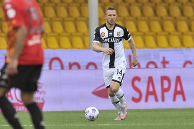 Benevento, İtalya, 3 Nisan 2021. Parmalı Jasmin Kurtic, Benevento - Parma final maçı arasında oynanan İtalya Ligi Serie A maçında Benevento Vigorito Stadyumu 'nda oynanan karşılaşma 2-2' dir.. 
