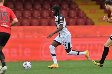 Benevento, İtalya, 3 Nisan 2021. Parma 'lı Gervinho oyuncusu, Benevento - Parma final maçı arasında oynanan İtalya Ligi Serie A maçında, Benevento' daki Ciro Vigorito Stadyumu 'nda oynanan karşılaşma 2-2' dir.. 