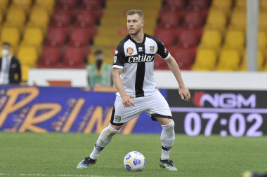 Benevento, İtalya, 3 Nisan 2021. Parma takımından Riccardo Gagliolo, Benevento-Parma maçının son maçı olan Serie A maçında Benevento-Parma maçı 2-2 ile Benevento 'daki Ciro Vigorito Stadyumu' nda oynandı.. 