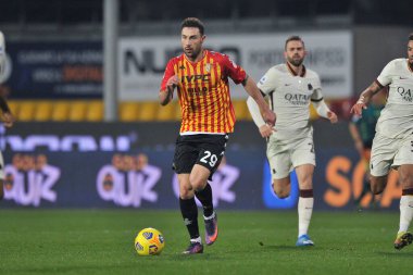 Benevento 'nun Artur Ionita oyuncusu, Benevento-Roma final maçı Benevento' daki Ciro Vigorito Stadyumu 'nda oynanan 0-0' lık maçta İtalya SerieA şampiyonluğu maçında oynadı. İtalya, 21 Şubat 2021. 