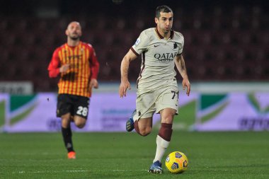 Henrikh Mkhitaryan Roman oyuncusu, Benevento ile Roma arasındaki İtalya SerieA şampiyonası finalinin 0-0 'lık final maçı sırasında Benevento' daki Ciro Vigorito stadyumunda oynandı. İtalya, 21 Şubat 2021. 