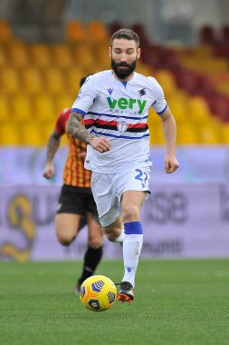 Sampdoria 'dan Lorenzo Tonelli, Benevento ile Sampdoria arasındaki İtalyan SerieA şampiyonluğu maçında, Benevento' daki Ciro Vigorito Stadyumu 'nda oynanan maç 1-1 berabere sonuçlandı. İtalya, 07 Şubat 2021.