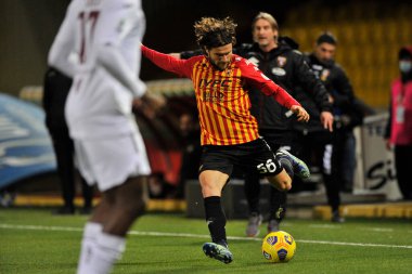 Benevento 'lu Perperim Hetemaj, Benevento ile Torino arasındaki İtalya Serie A futbol ligi maçında, Benevento' daki Ciro Vigorito Stadyumu 'nda oynanan maçı 2-2 kazandı. İtalya, 22 Ocak 2021. 