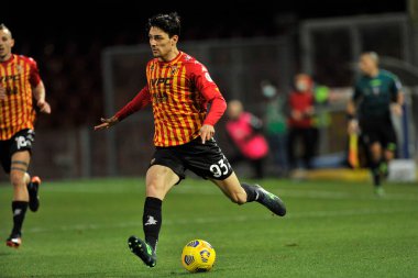 Benevento 'lu Federico Barba oyuncusu, Benevento ile Torino arasındaki İtalyan Serie A futbol ligi maçında, Benevento' daki Ciro Vigorito Stadyumu 'nda oynanan maç 2-2 berabere sonuçlandı. İtalya, 22 Ocak 2021. 