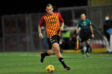 Gianluca Caprari, Benevento 'daki Ciro Vigorito Stadyumu' nda oynanan ve Benevento ile Torino arasında oynanan İtalya Serie A futbol şampiyonası maçında bariyerin arkasında yatmaktadır. İtalya, 22 Ocak 2021.