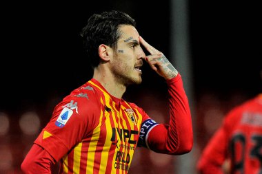 Benevento 'lu Nicolas Viola oyuncusu, Benevento ile Torino arasındaki İtalyan Serie A futbol ligi maçında, Benevento' daki Ciro Vigorito Stadyumu 'nda oynanan maç 2-2 berabere sonuçlandı. İtalya, 22 Ocak 2021. 