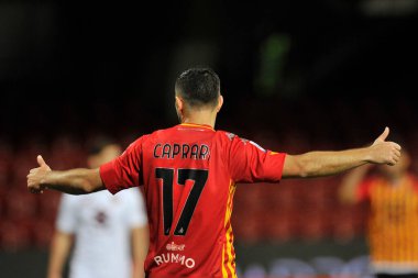 Gianluca Caprari, Benevento 'daki Ciro Vigorito Stadyumu' nda oynanan ve Benevento ile Torino arasında oynanan İtalya Serie A futbol şampiyonası maçında bariyerin arkasında yatmaktadır. İtalya, 22 Ocak 2021.
