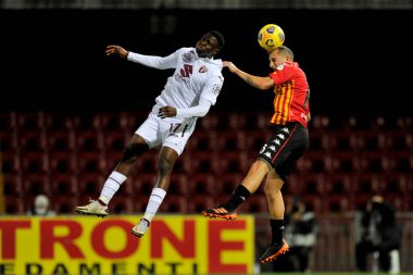 Benevento 'lu Riccardo Improta oyuncusu ve Torino' lu Wilfried Singo oyuncusu, Benevento ile Torino arasındaki İtalya Serie A futbol ligi maçında, Benevento, Benevento 'daki Ciro Vigorito Stadyumu' nda oynandı. İtalya, 22 Ocak,