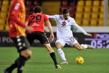 Torino 'dan Ricardo Rodriguez, Benevento ile Torino arasındaki İtalyan Serie A futbol ligi maçında Benevento, Benevento' daki Ciro Vigorito Stadyumu 'nda oynanan maçı 2-2 yendi. İtalya, 22 Ocak 2021. 