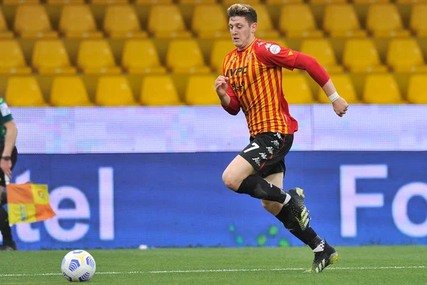 Benevento, İtalya, 3 Nisan 2021. Benevento 'nun Adolfo Gaich oyuncusu, Benevento-Parma maçının son maçı olan Serie A maçında, Benevento' daki Ciro Vigorito Stadyumu 'nda oynanan maçta 2-2 berabere kaldı.. 