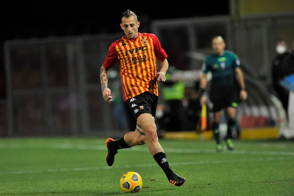 Gianluca Caprari, Benevento 'daki Ciro Vigorito Stadyumu' nda oynanan ve Benevento ile Torino arasında oynanan İtalya Serie A futbol şampiyonası maçında bariyerin arkasında yatmaktadır. İtalya, 22 Ocak 2021.