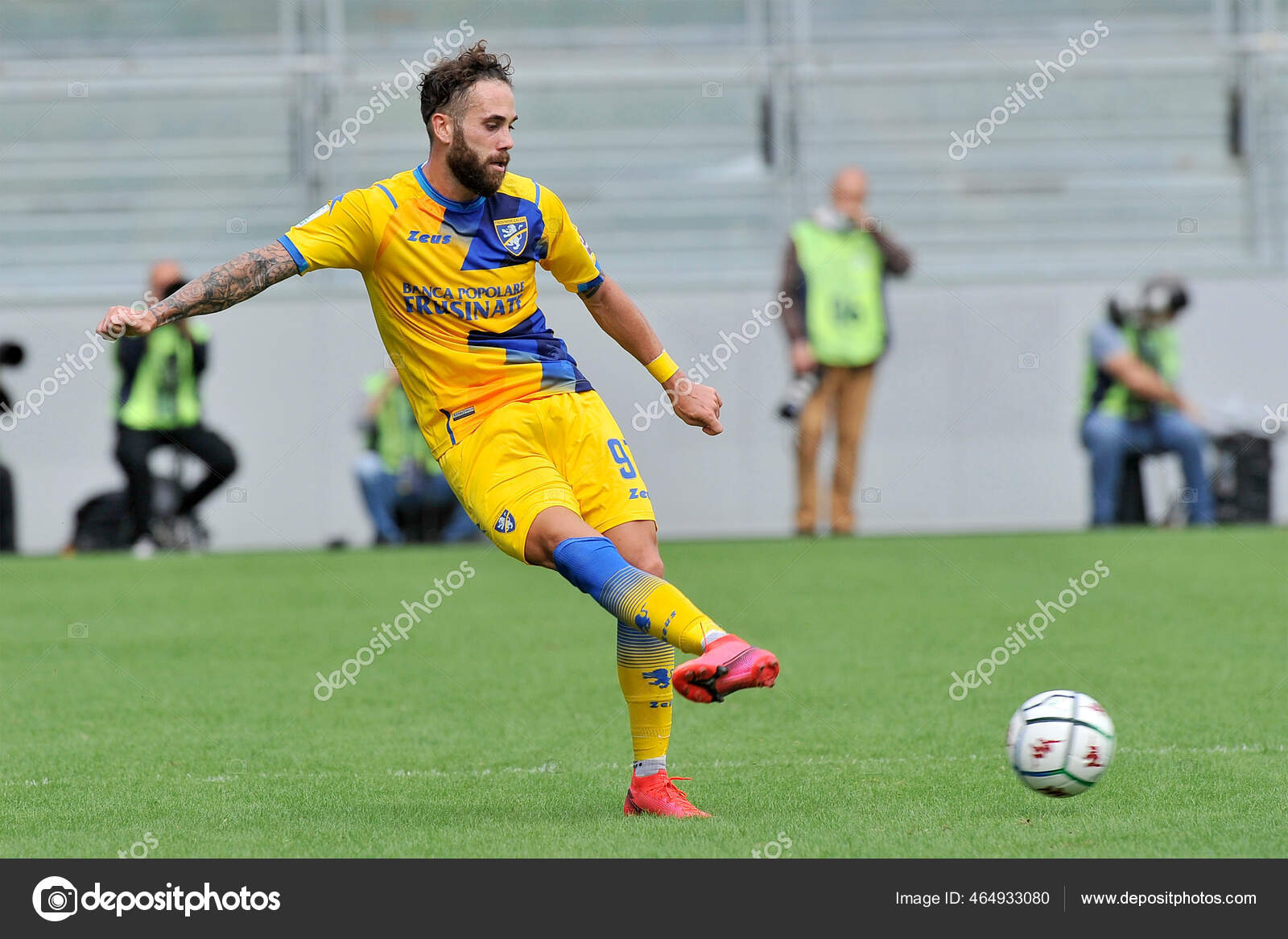 Francesco Zampano Jogador Frosinone Durante Primeira Partida Campeonato  Italiano Futebol — Fotografia de Stock Editorial © VincenzoIzzo #464933080