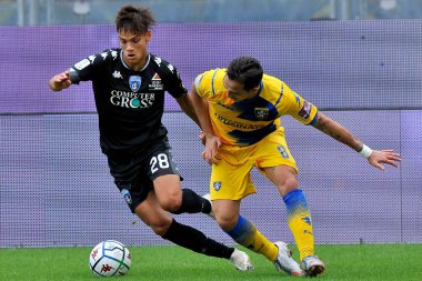 Empoli 'den Samuele Ricci ve Frosinone' den Raffaele Maiello Frosinone 'nin oyuncusu Frosinone, Frosinone' deki Benito Stirpe Stadyumu 'nda oynanan final maçı olan Frosinone - Empoli 0-2 arasındaki İtalya Serie B futbol şampiyonasının ilk maçında 