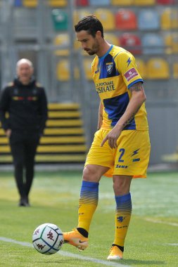 Frosinone, İtalya, 20 Mart 2021. Frosinone 'nin Alessandro Salvi oyuncuları, Frosinone' deki Benito Stirpe Stadyumu 'nda oynanan Frosinone-Lecce maçının finalinde Frosinone ile Lecce arasında oynanan B serisi maçında,. 