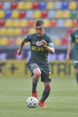 Lecce 'li John Bjorkengren, Frosinone ile Lecce arasındaki İtalya Lig serisi B' nin final maçı sırasında Frosinone 'deki Benito Stirpe Stadyumu' nda oynandı. İtalya, 20 Mart 2021
