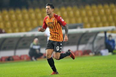 Benevento 'nun Gianluca Lapadula oyuncusu, Benevento ile Spezia arasında oynanan İtalya Serie A futbol şampiyonası maçında Benevento, Ciro Vigorito Stadyumu' nda oynanan maçın son maçı. İtalya, 07 Kasım 2020. 