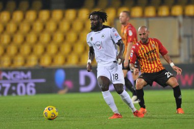 Spezia 'lı Mbala Nzola oyuncusu, Benevento ile Spezia arasında oynanan İtalya Serie A futbol şampiyonası maçında Benevento Vigorito Stadyumu' nda oynanan maçın son sonucu 0-3 oldu. İtalya, Kasım 07, 2020. 