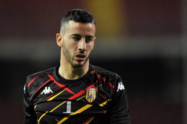 Benevento 'lu Lorenzo Montip, Benevento ile Spezia arasındaki İtalyan Serie A futbol şampiyonası maçında Benevento, Benevento' daki Ciro Vigorito Stadyumu 'nda oynanan maçın son maçı. İtalya, 07 Kasım 2020. 