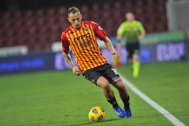 Benevento 'lu Riccardo Improta oyuncusu, Benevento ile Spezia arasındaki İtalyan Serie A futbol şampiyonluğu maçında Benevento' da oynanan Ciro Vigorito Stadyumu maçında 0-3 yenildi. İtalya, 07 Kasım 2020. 