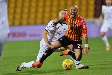 Benevento 'lu Pasquale Schiattarella oyuncusu, Benevento - Spezia final maçı 0-3 arasında oynanan İtalya Serie A futbol karşılaşması sırasında Benevento' daki Ciro Vigorito Stadyumu 'nda oynandı. İtalya, 07 Kasım 2020. 