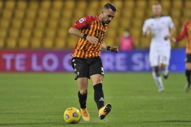 Benevento 'lu Gaetano Letizia oyuncusu, Benevento ile Spezia arasındaki İtalyan Serie A futbol şampiyonluğu maçında Benevento' da oynanan Ciro Vigorito Stadyumu maçında 0-3 yenildi. İtalya, 07 Kasım 2020. 