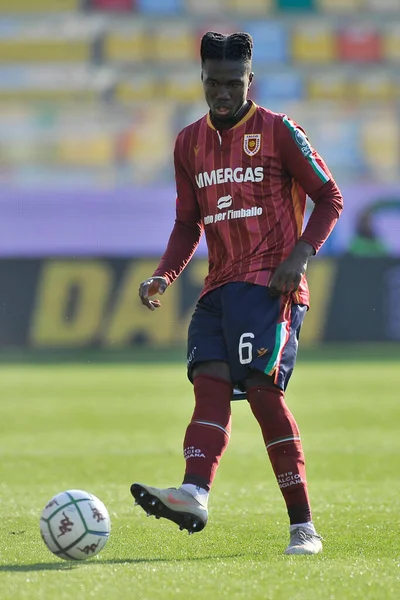 Frosinone, İtalya, 02 Nisan 2021. Reggiana 'nın Yao Guy oyuncusu Frosinone ile Reggiana arasındaki İtalyan Serie B şampiyonası maçında Frosinone' nin Benito Stirpe Stadyumu 'nda oynanan final maçı 0-0 oldu.. 