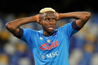 Napoli 'li Victor Osimhen, Napoli ile Cenova arasındaki İtalya SerieA şampiyonası maçında Napoli' deki San Paolo Stadyumu 'nda oynanan maçın son maçı 6-0' dı..