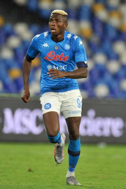 Napoli 'li Victor Osimhen, Napoli ile Cenova arasındaki İtalya SerieA şampiyonası maçında Napoli' deki San Paolo Stadyumu 'nda oynanan maçın son maçı 6-0' dı..