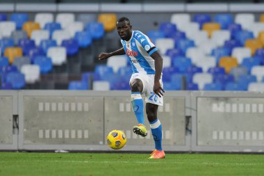 Napoli 'nin Kalidou Koulibaly oyuncusu, Napoli ile Sampdoria arasında oynanan İtalya futbol maçında, Napoli' nin Diego Armando Maradona Stadyumu 'nda oynanan maç 2-1' dir. İtalya, 13 Aralık 2020. 