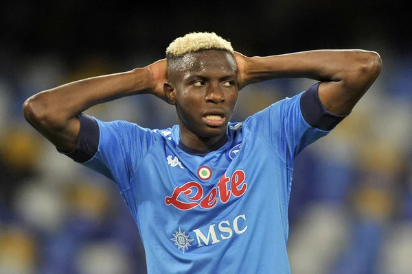 Napoli 'li Victor Osimhen, Napoli ile Cenova arasındaki İtalya SerieA şampiyonası maçında Napoli' deki San Paolo Stadyumu 'nda oynanan maçın son maçı 6-0' dı..