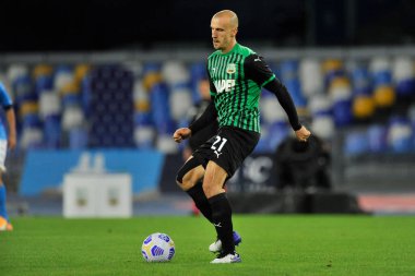 Napoli ve Sassuolo arasındaki SerieA futbol şampiyonası maçında Sassuolo 'nun Vlad Chiriches oyuncusu 0-2, Napoli' deki San Paolo Stadyumu 'nda oynandı. İtalya, 01 Kasım 2020. 