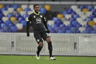 Spezia takımından Emmanuel Gyasi, Napoli-Spezia maçının çeyrek final maçında, Napoli 'deki Diego Armando Maradona Stadyumu' nda oynandı. İtalya, 28 Ocak 2021