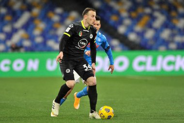 Spezia 'dan Adrian Ismajli, Napoli-Spezia maçının çeyrek final maçında 4-2' lik final maçında Napoli 'deki Diego Armando Maradona Stadyumu' nda oynandı. İtalya, 28 Ocak 2021. 