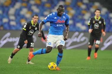 Napoli 'nin Kalidou Koulibaly oyuncusu, Napoli ile Spezia arasında oynanan İtalya Kupası çeyrek final maçında, Napoli' deki Diego Armando Maradona Stadyumu 'nda oynanan maçın son sonucu 4-2' dir. İtalya, 28 Ocak 2021. 