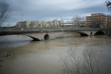 Volturno Nehri 'nin taşması Capua' da endişe yaratıyor. Bu durum, bugünlerde yağan bol yağmurlar nedeniyle yedi metreden fazla yükselmesine neden oldu. Caserta ilinin bazı noktalarında bankalar çoktan yıkıldı ve bazı bölgeler sular altında kaldı. İtalya,