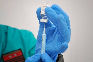 Caserta, İtalya, 01 Nisan 2021. Caserta 'daki Bersaglieri Garibaldi Tugayı' nın kışlasında bir doz Astrazeneca Aşısı hazırlarken, aşı merkezi şu anda Campania Bölgesi 'nin en büyük aşılarından birini yapıyor. 